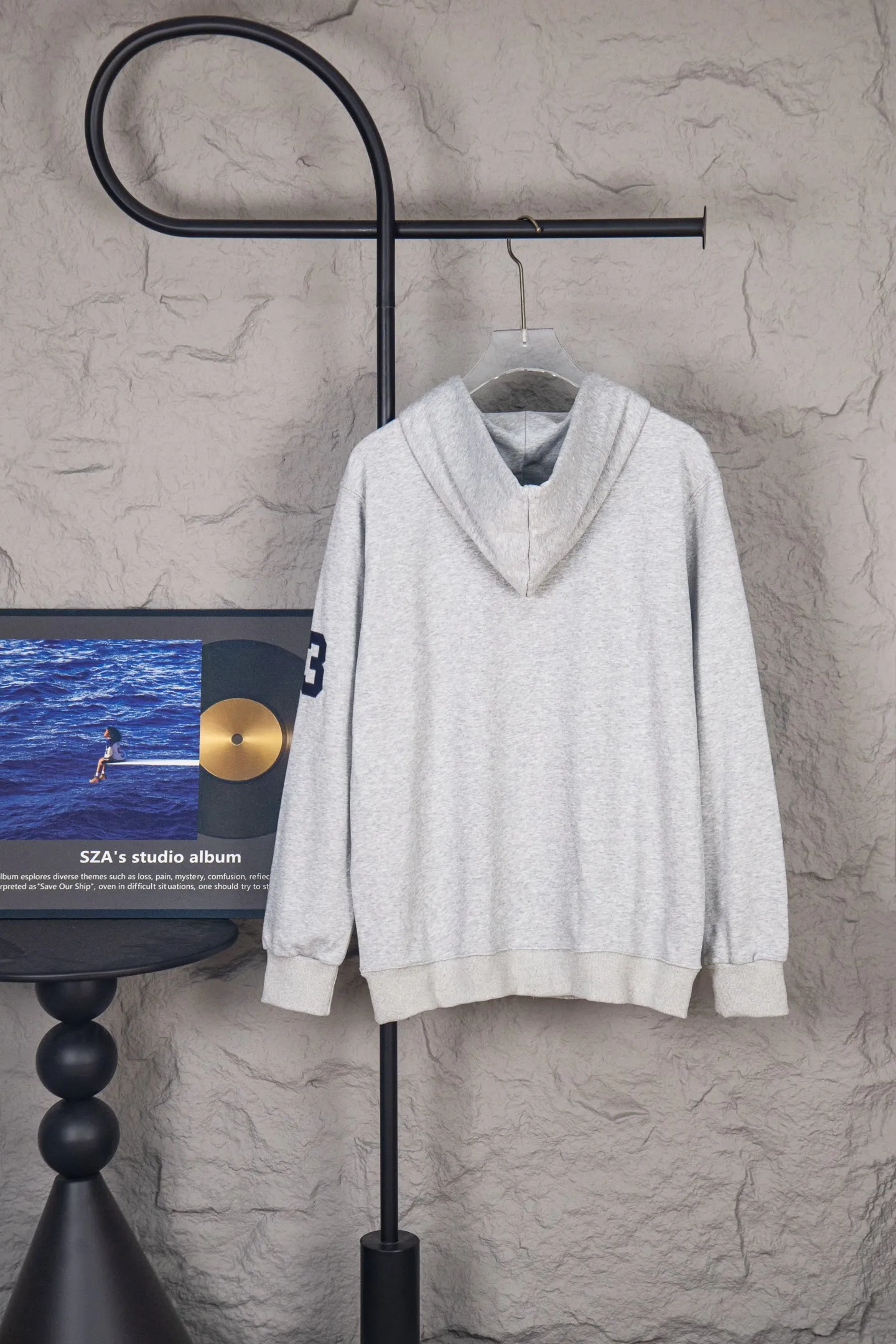 P230 Ralph Lauren/Ralph Lauren Malaysian embroidered zipper cardigan hooded sweatshirt. This sweatshirt is available for everyone in autumn and winter. You can wear it casually no matter how you wear it! ! This hooded sweatshirt is decorated with the simple style that represents Ralph Lauren and is paired with a pony embroidery pattern, which is three-dimensional and full! The solid color fabric paired with exquisite embroidery instantly sets it off! Hooded sports design, loose and casual fit! The overall texture is very strong! Through the pictures, we can feel the thickness and texture of custom-woven and dyed threads. The workmanship is exquisite. They are shipped from major foreign trade factories. They are all made by masters with many years of experience. Everything is of high standards and requirements! Simple and versatile model ~ Made of imported pique cotton fabric, which is super delicate and soft, close to the body without being tied. All fabrics and accessories are original custom-made and of high quality! Perfectly reflects the brand’s sense of superiority! Standard cut, comfortable stretch, unrestricted movement! Highly practical, high-end and classy! Versatile style ~ can be paired with jeans or jogging pants. Ideal for transitioning from your morning commute to weekend events! Size: S-XL Navy Black Gray